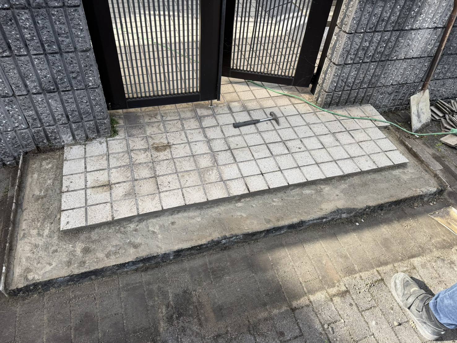 玄関タイル補修工事