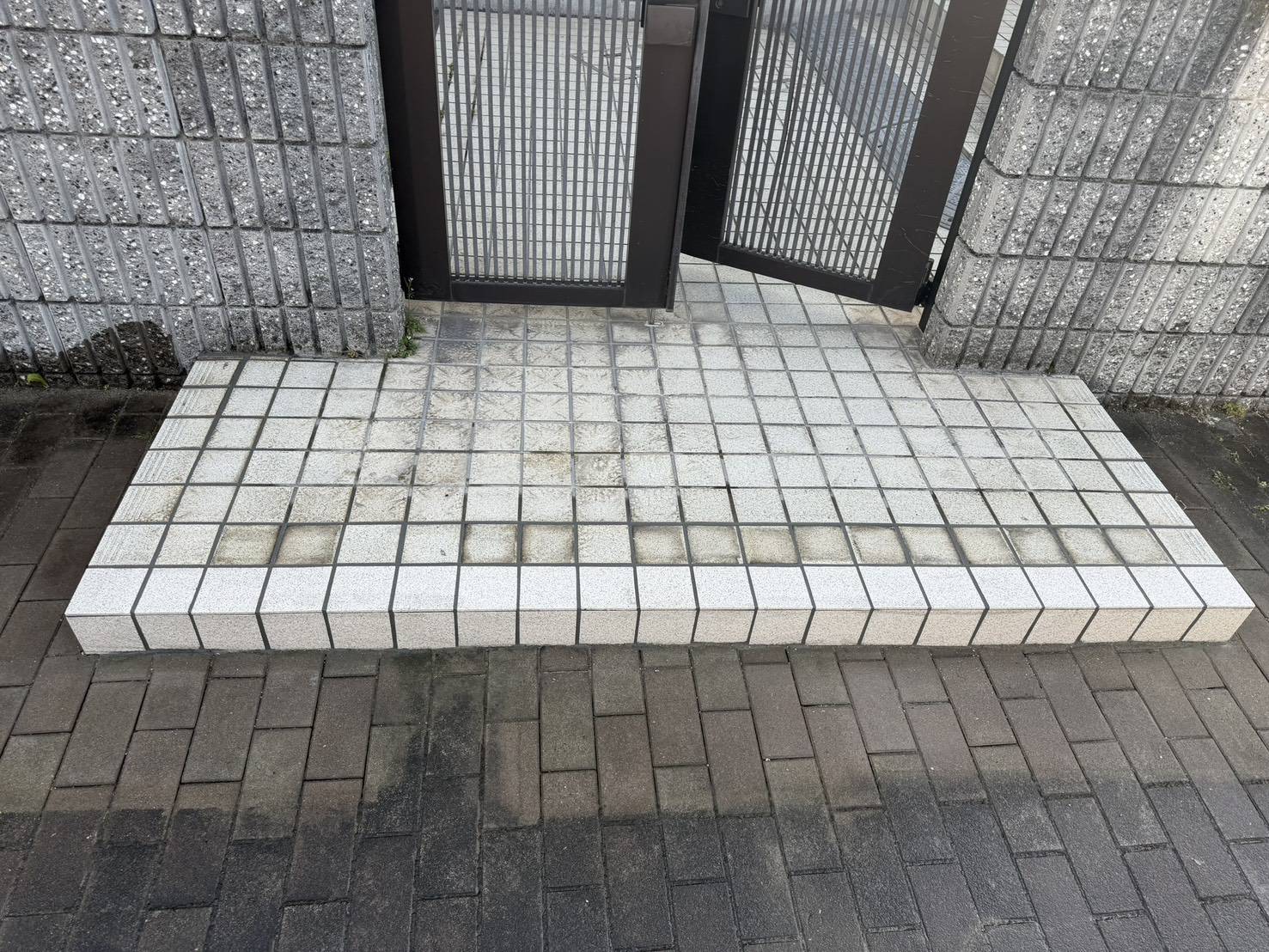 玄関タイル補修工事
